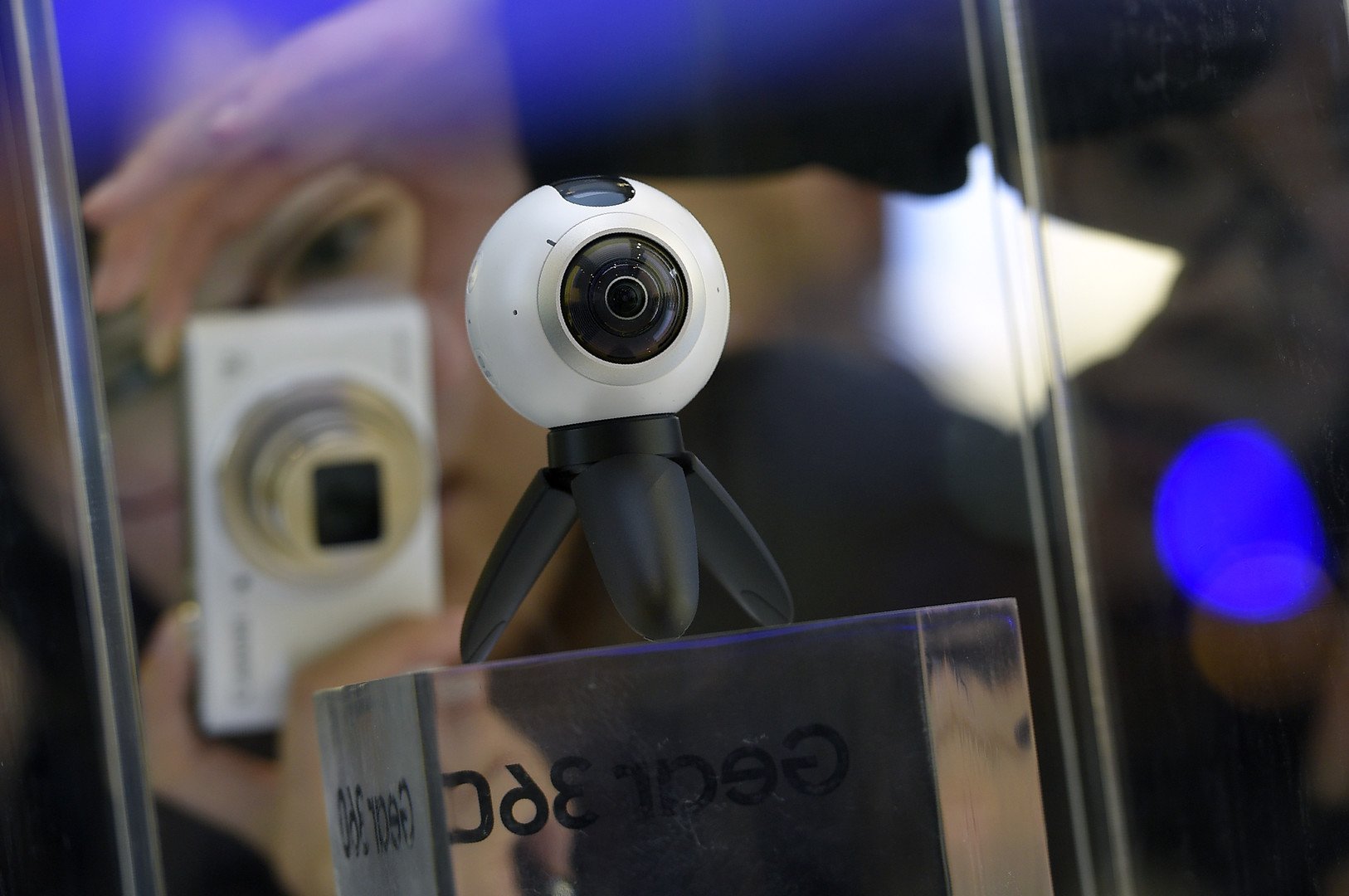 زائر يلتقط صورة للكاميرا "غير 360" في جناح شركة سامسونغ، بمعرض الجوال العالمي، برشلونة، إسبانيا، 22 فبراير/شباط 2016   