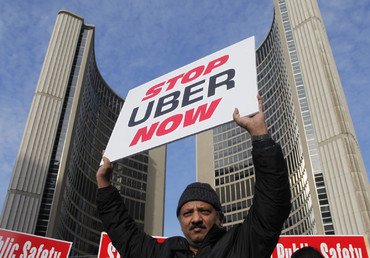 تقترب شركات سيارات الأجرة من الإفلاس بسبب انتشار تطبيق "Uber".