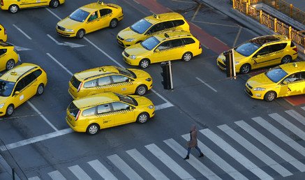 مظاهرة ضد "Uber" في لندن في الـ 10 من شهر فبراير/شباط كجزء من مظاهرات لسائقي الأجرة حول العالم ضد الشركة الأمريكية "Uber"