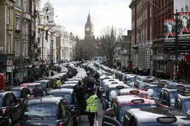 سائقو سيارات الأجرة يغلقون أحد الشوارع في لندن احتجاجا ضد تطبيق "Uber"   