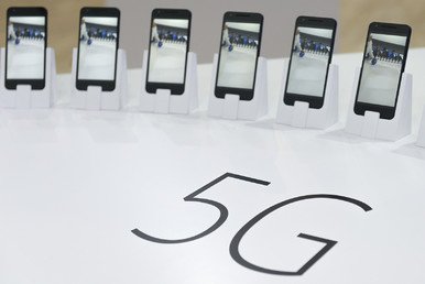 مجموعة من أحدث هاتف لشركة LG الهاتف G5، معرض الجوال العالمي، برشلونة، إسبانيا، 23 فبراير/شباط 2016  