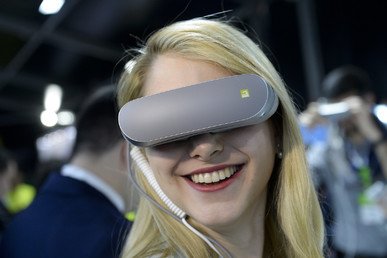 زائرة من زوار المعرض تستخدم نظارة الواقع الافتراضي LG 360 للشركة الكورية الجنوبية، والتي عرضتها خلال حدثها الخاص بمعرض الجوال العالمي، برشلونة، إسبانيا، 21 فبراير/شباط 2016 