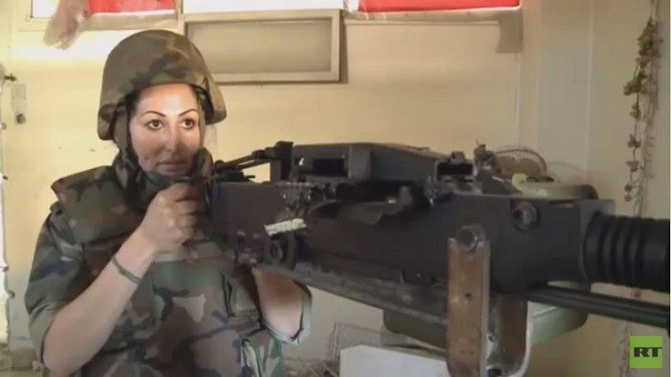 مروضة أسود سورية تشارك في معارك حلب (فيديو)