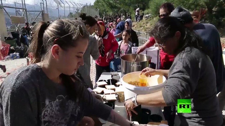 بالفيديو.. متطوعون يوزعون الطعام على اللاجئين في جزيرة ساموس اليونانية