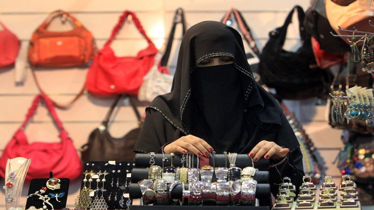 السعودية تمنع توظيف النساء والرجال في محل واحد