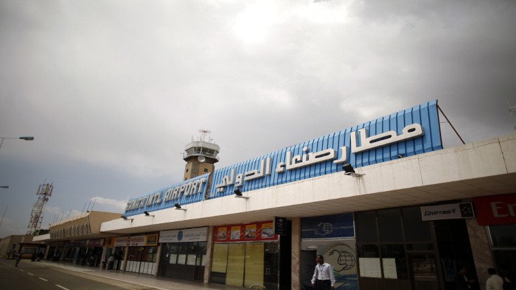 طائرة تقل مقاتلين موالين لهادي تهبط اضطراريا في مطار يسيطر عليه الحوثيون