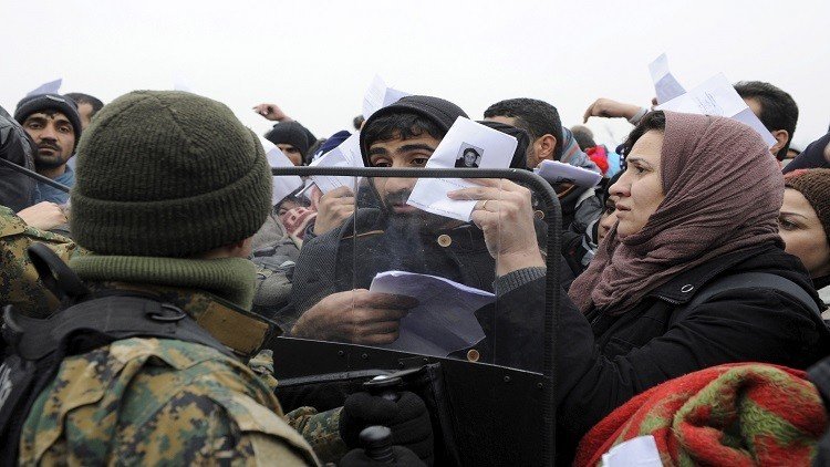 اليونان تعتقل ستة أشخاص لتزويرهم وثائق لطالبي اللجوء