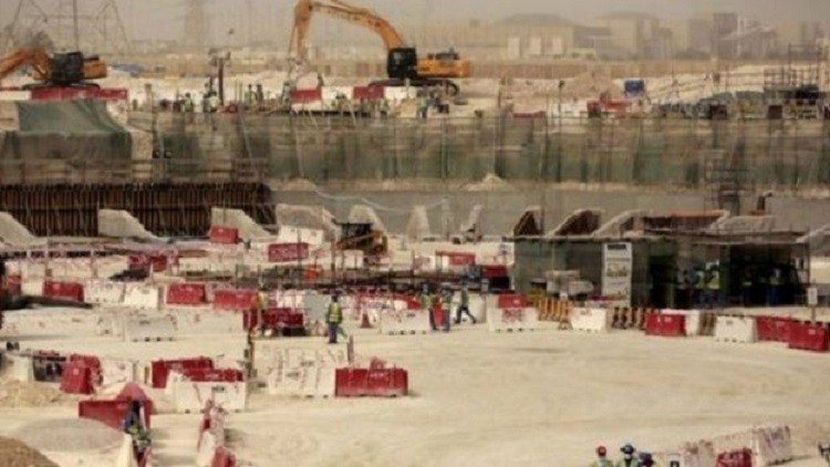 قطر تجبر الأجانب على العمل في إنشاء ملعب بطولة كأس العالم 2022