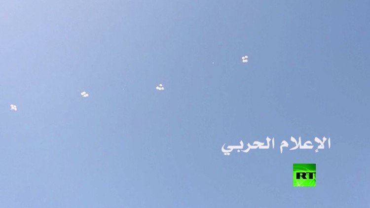 طائرات روسية تلقي مساعدات إنسانية فوق دير الزور شرق سوريا (فيديو)