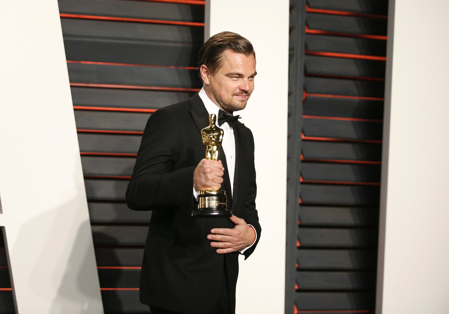ليوناردو دي كابريو يحمل أول جائزة أوسكار في تاريخه الفني، كأفضل ممثل عن فيلم "العائد"، بيفرلي هيلز، كاليفورنيا، 28 فبريار/شباط 2016