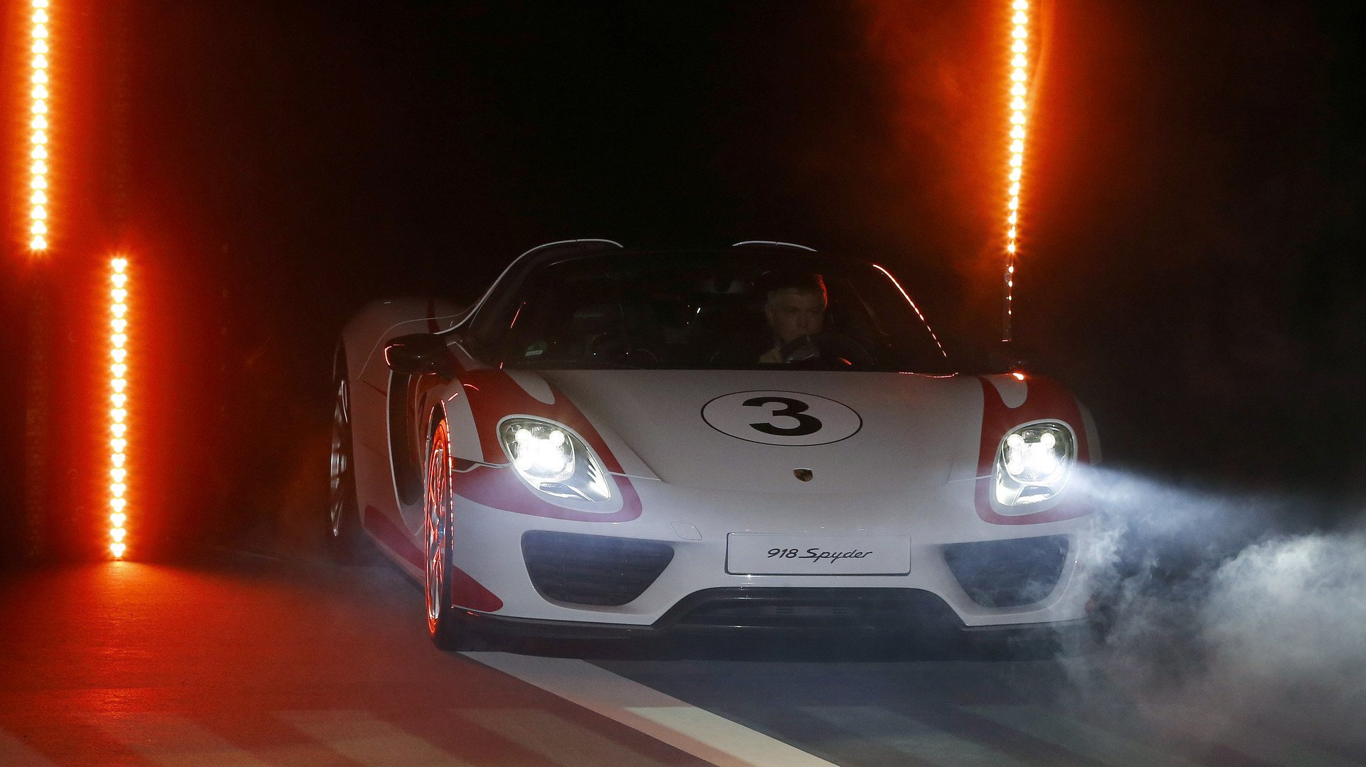 سيارة بورشه Speedster 918 بمحرك 4.8 لتر، من نوع V8، بقوة 608 أحصنة، وسعرها 847 ألف دولار.  