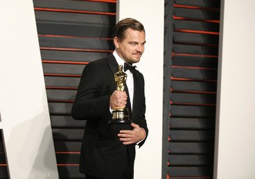 ليوناردو دي كابريو يحمل أول جائزة أوسكار في تاريخه الفني، كأفضل ممثل عن فيلم "العائد"، بيفرلي هيلز، كاليفورنيا، 28 فبريار/شباط 2016