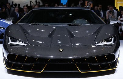 سيارة لامبورغيني سينتيناريو، محرك V12 بسعة 6.5 لترات، بقوة 770 حصاناً، وسعرها يبلغ 1.9 مليون دولار. 