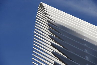 منظر خارجي لجزء من المركز التجاري العالمي الجديد