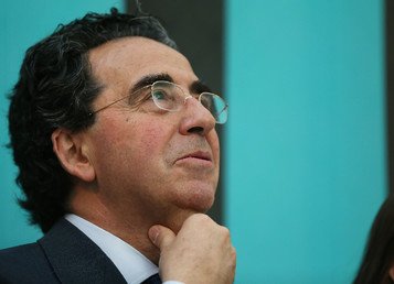 المهندس المعماري الإسباني سانتياغو كالاترافا داخل المركز التجاري العالمي الجديد