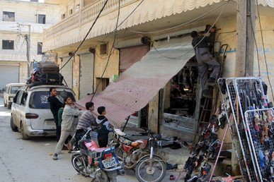 سكان محليون يرممون محلا تجاريا 