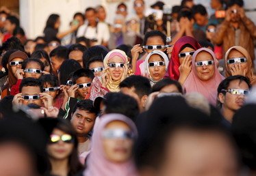 جمع غفير من البشر تجمعوا لمشاهدة الكسوف الكلي للشمس، على شاطيء جزيرة ترنات، إندونيسيا، 9 مارس/آذار 2016 