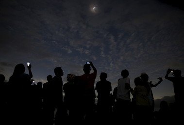  جمع غفير من البشر تجمعوا لمشاهدة الكسوف الكلي للشمس، على شاطيء جزيرة ترنات، إندونيسيا، 9 مارس/آذار 2016 