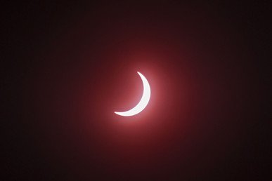  قرص الشمس يدخل في مرحلة الكسوف الجزئي، سورابايا، شرق جزيرة جاوة، إندونيسيا، 9 مارس/آذار 2016 