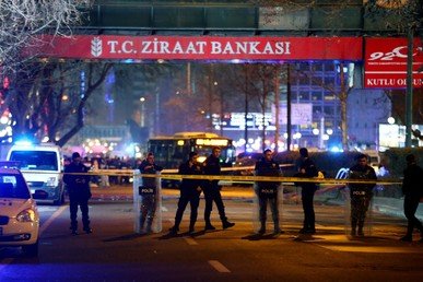 رجال من الشرطة يحرسون الشوارع في أنقرة بعد تفجير 13 مارس/آذار
