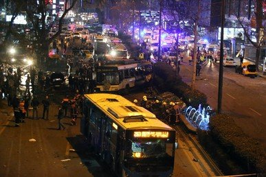 رجال من الشرطة والمطافئ والطوارئ يعملون في موقع التفجير في أنقرة في 13 مارس/آذار