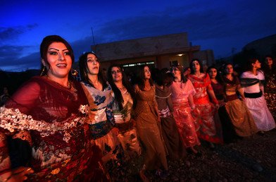 عدد من النساء الكرديات يقدمن رقصات تقليدية احتفالا بعيد النوروز (رأس السنة الفارسية الجديدة)