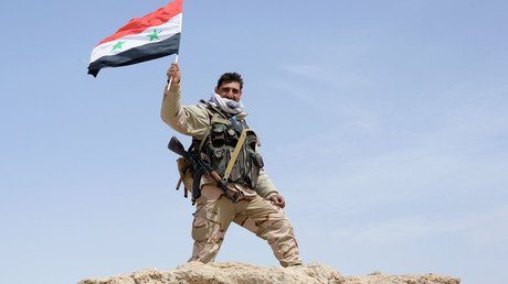 جندي في قوات صقور الصحراء أثناء تنقلات القوات في تدمر
