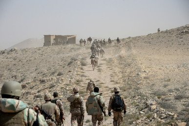 جنود في " صقور الصحراء " في أثناء تنقلات القوات بتدمر