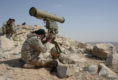 جنود من قوات صقور الصحراء يحتلون مواقع قتالية في تدمر