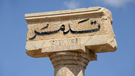 عمود متضرر نتيجة للقتال في الجزء الأثري من مدينة تدمر
