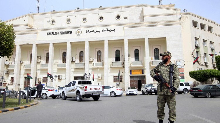 الغويل يأمر وزراء حكومته غير المعترف بها بعدم تسليم السلطة لحكومة الوفاق