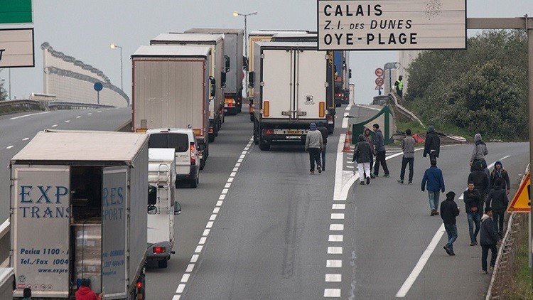 طفل أفغاني ينقذ حياة 15 لاجئا من موت محتم 