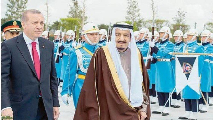 أردوغان يغازل الملك سلمان بموسيقى عسكرية روسية (فيديو)