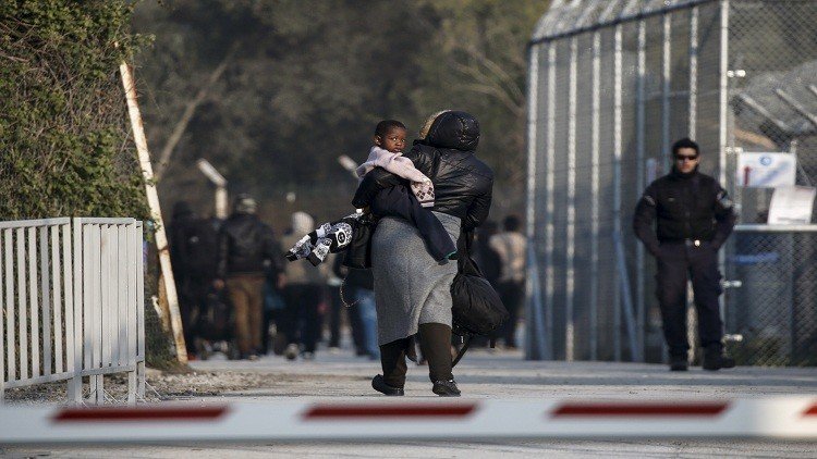 اليونان تفتح أبواب مخيمات اللاجئين