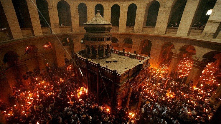 انبثاق النار المقدسة في كنيسة القيامة بالقدس