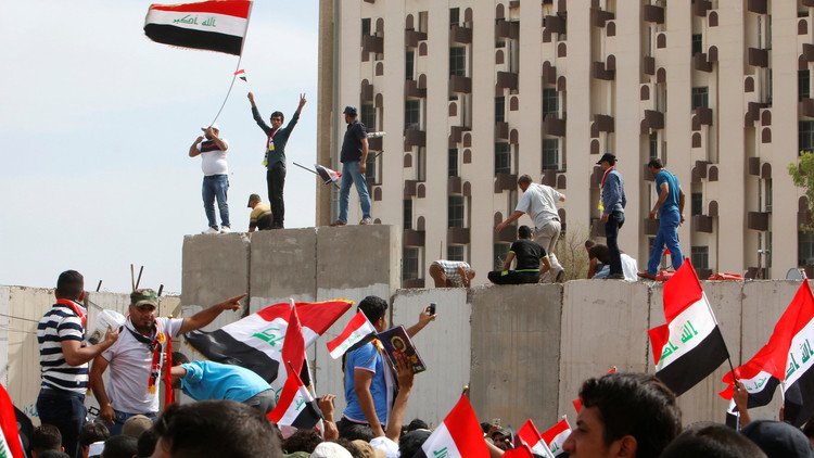  أنصار الصدر يقتحمون البرلمان العراقي في بغداد (صور)