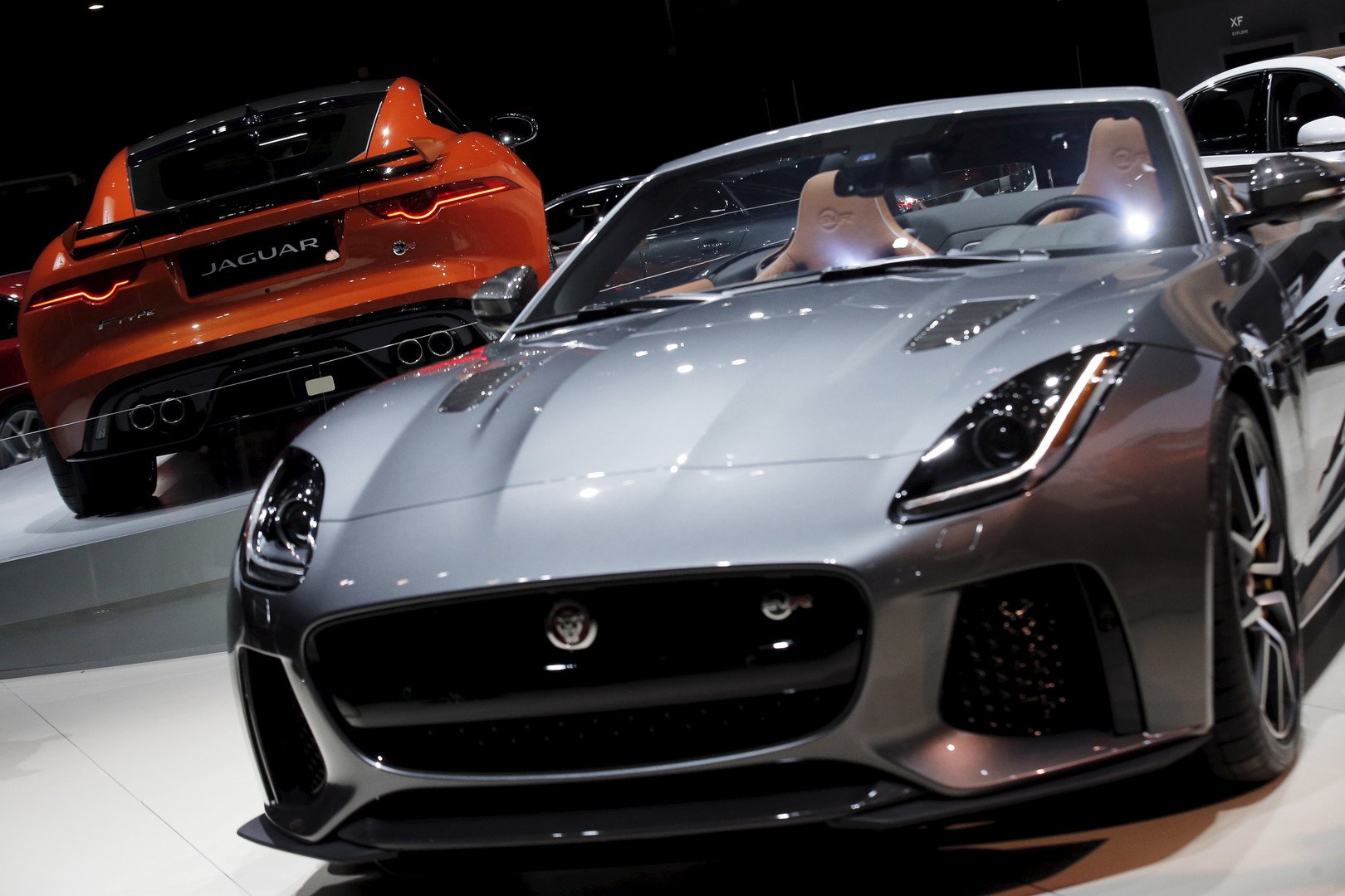سيارة جاكوار F-TYPE SVR كوبيه خلال معرض نيويورك الدولي للسيارات في مانهاتن.