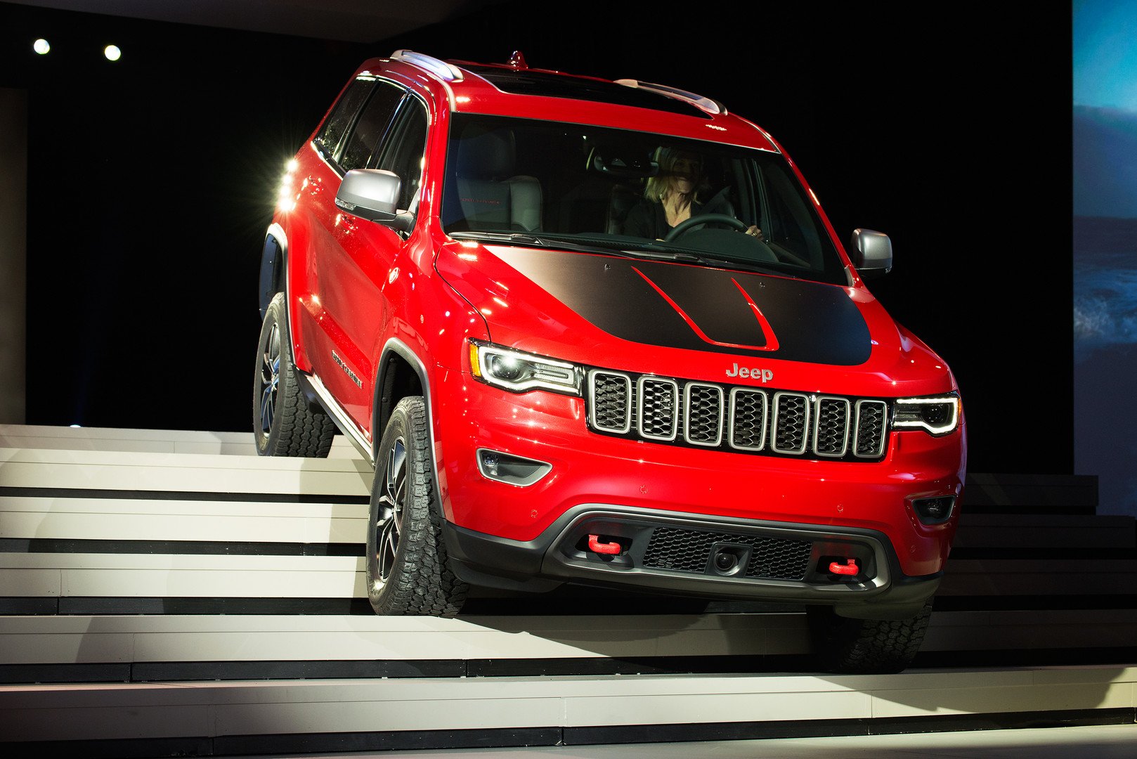 سيارة جيب غراند شيروكي، نسخة Trailhawk، خلال عرضها على وسائل الإعلام في معرض نيويورك الدولي للسيارات، وهذا النموذج بني خصيصاً لاستخدامه على الطرق الوعرة.