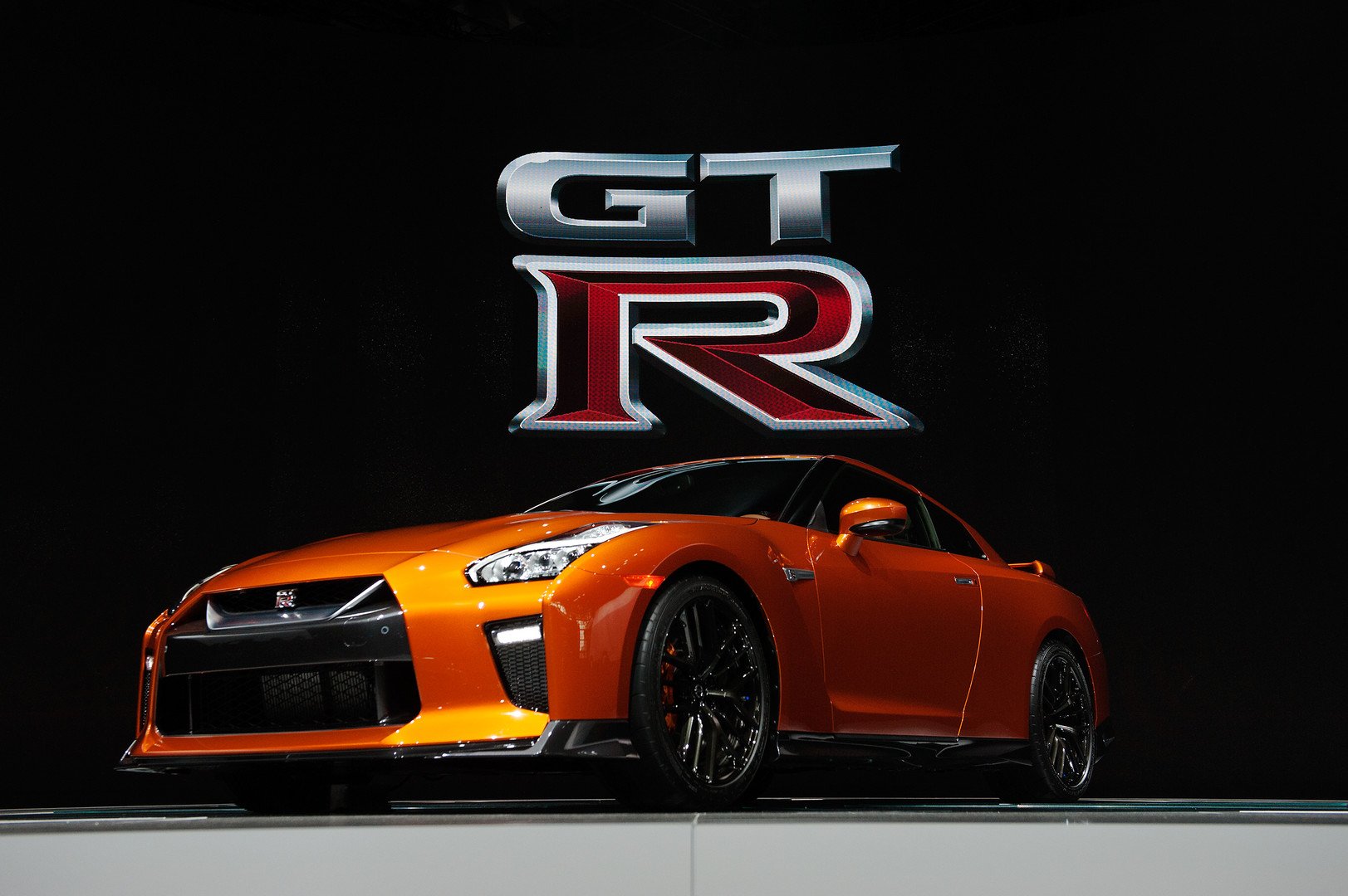 سيارة نيسان GT-R موديل عام 2017 خلال عرضها على وسائل الإعلام في معرض نيويورك الدولي للسيارات في مركز جافيتس، 23 مارس/آذار 2016.
