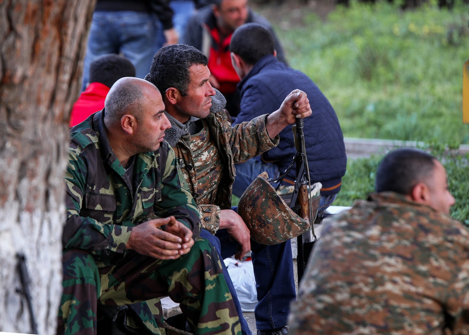 متطوعون بجانب نقطة تجمع في مدينة عسكران في قره باغ
