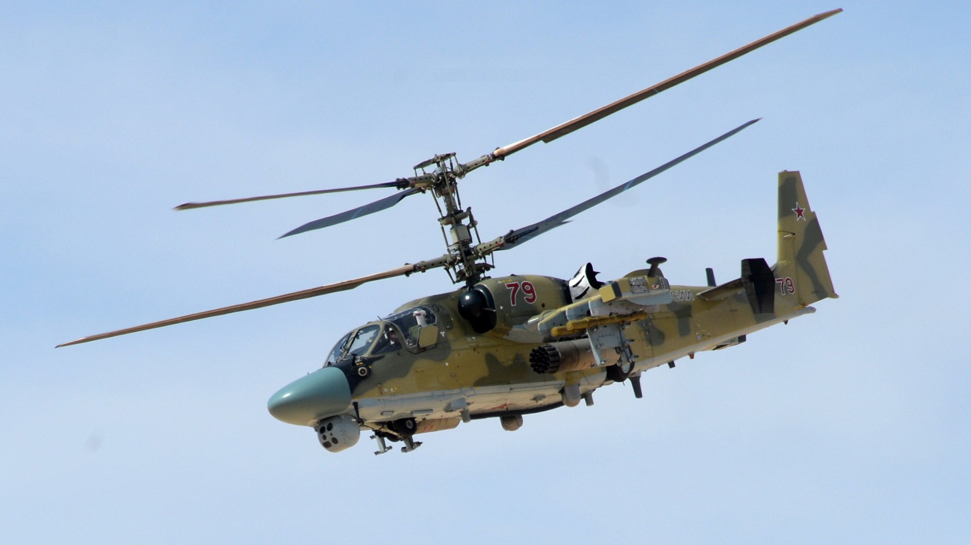 مروحية "التمساح" Ka -52 في أثناء العمليات القتالية في محيط مدينة القريتين التي تم تحريرها من براثن المسلحين.