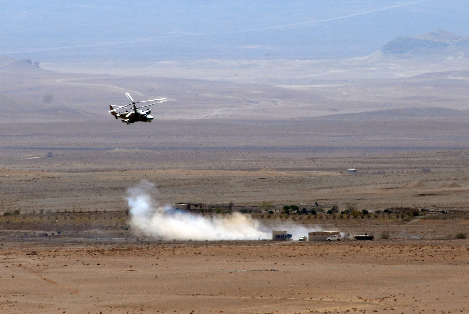 مروحية "التمساح" Ka -52 في أثناء العمليات القتالية في محيط مدينة القريتين التي تم تحريرها من براثن المسلحين.