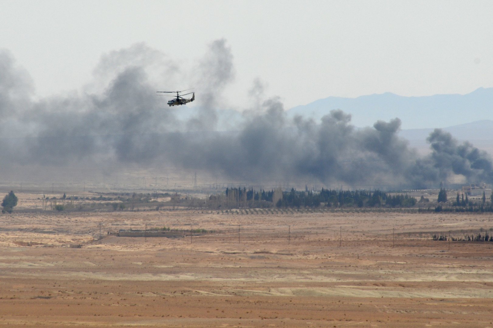 مروحية "التمساح" Ka -52 في أثناء العمليات القتالية في محيط مدينة القريتين التي تم تحريرها من براثن المسلحين.