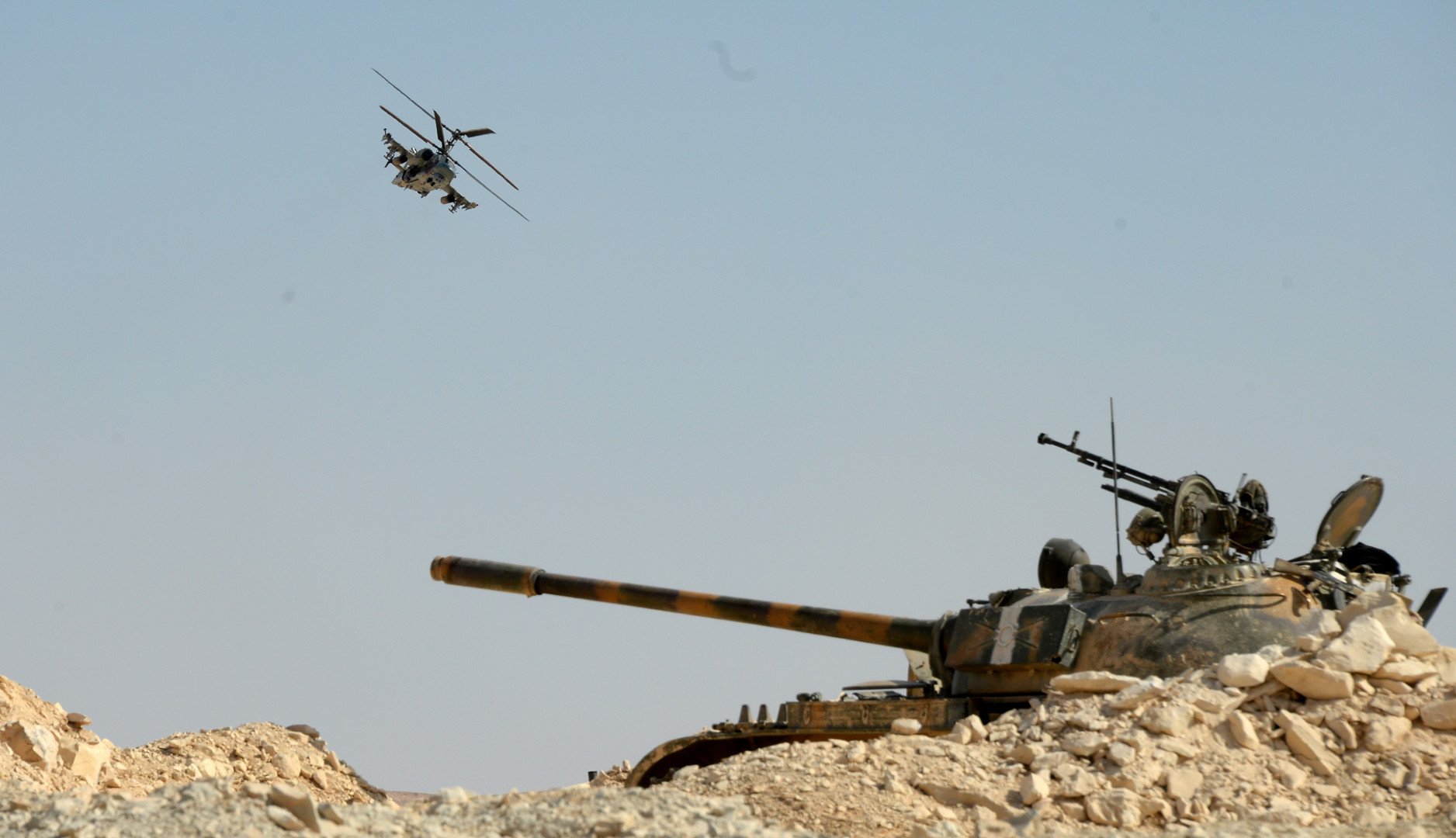 مروحية "التمساح" Ka -52 في أثناء العمليات القتالية في محيط مدينة القريتين التي تم تحريرها من براثن المسلحين.