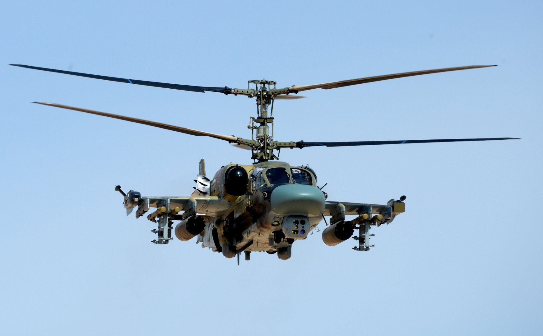  مروحية "التمساح" Ka -52 في أثناء العمليات القتالية في محيط مدينة القريتين التي تم تحريرها من براثن المسلحين.