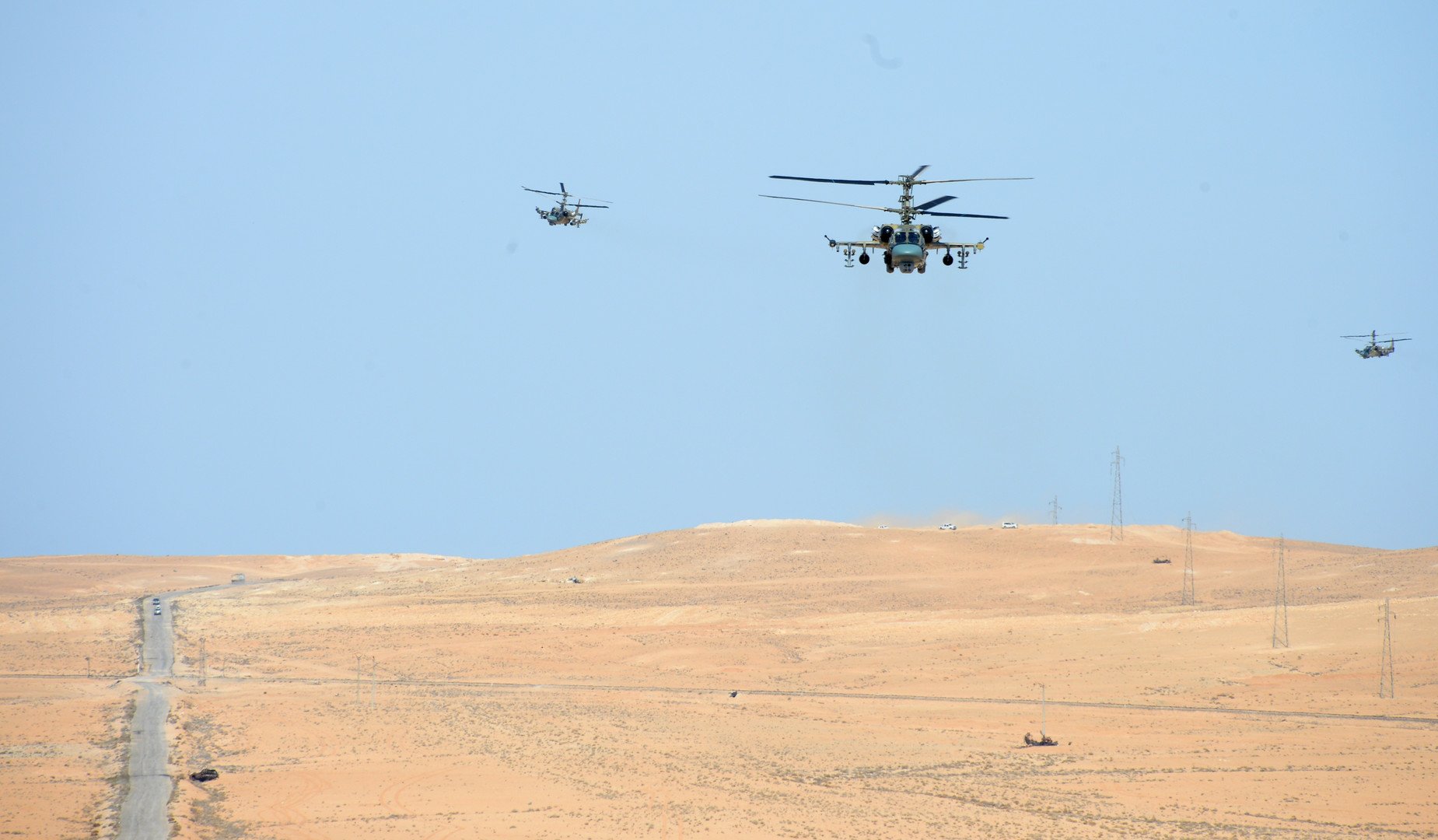 مروحية "التمساح" Ka -52 في أثناء العمليات القتالية في محيط مدينة القريتين التي تم تحريرها من براثن المسلحين.