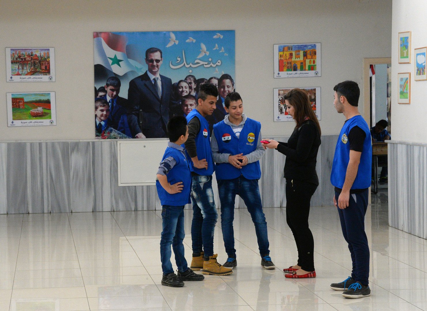 ممثلة منظمة "رفاق السلاح" الروسية تتحدث إلى التلاميذ في المدرسة