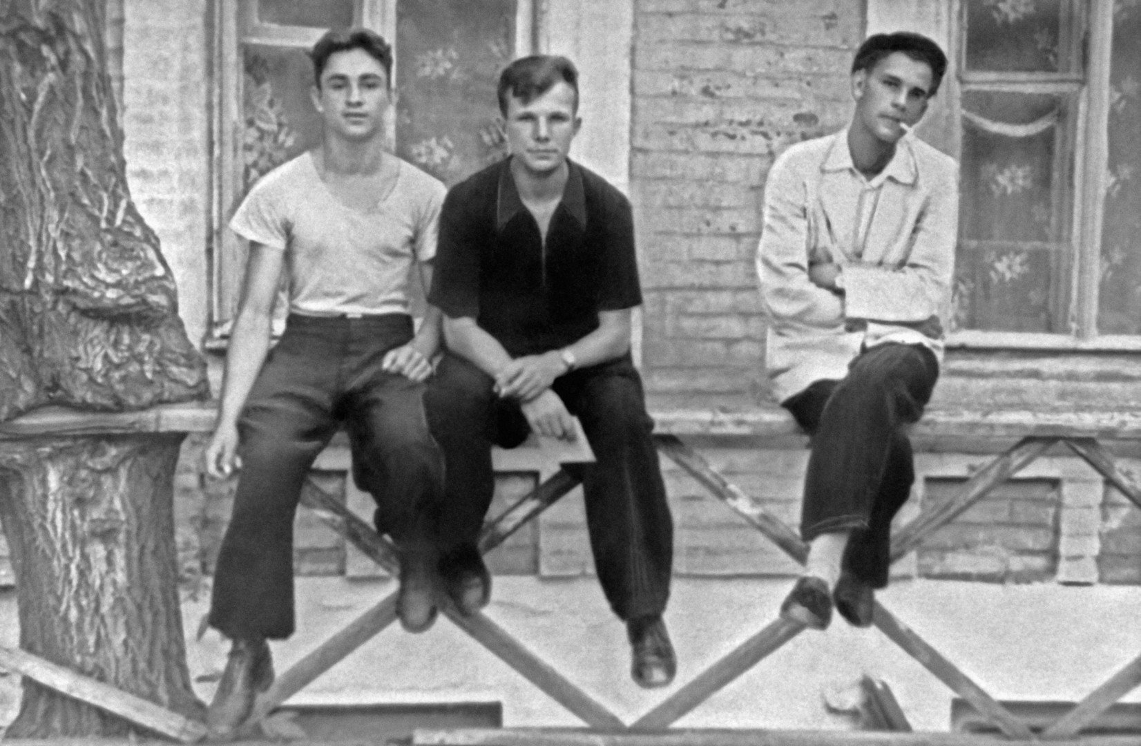 يوري غاغارين (في منتصف الصورة) خلال الدراسة في الكلية الصناعية في ساراتوف