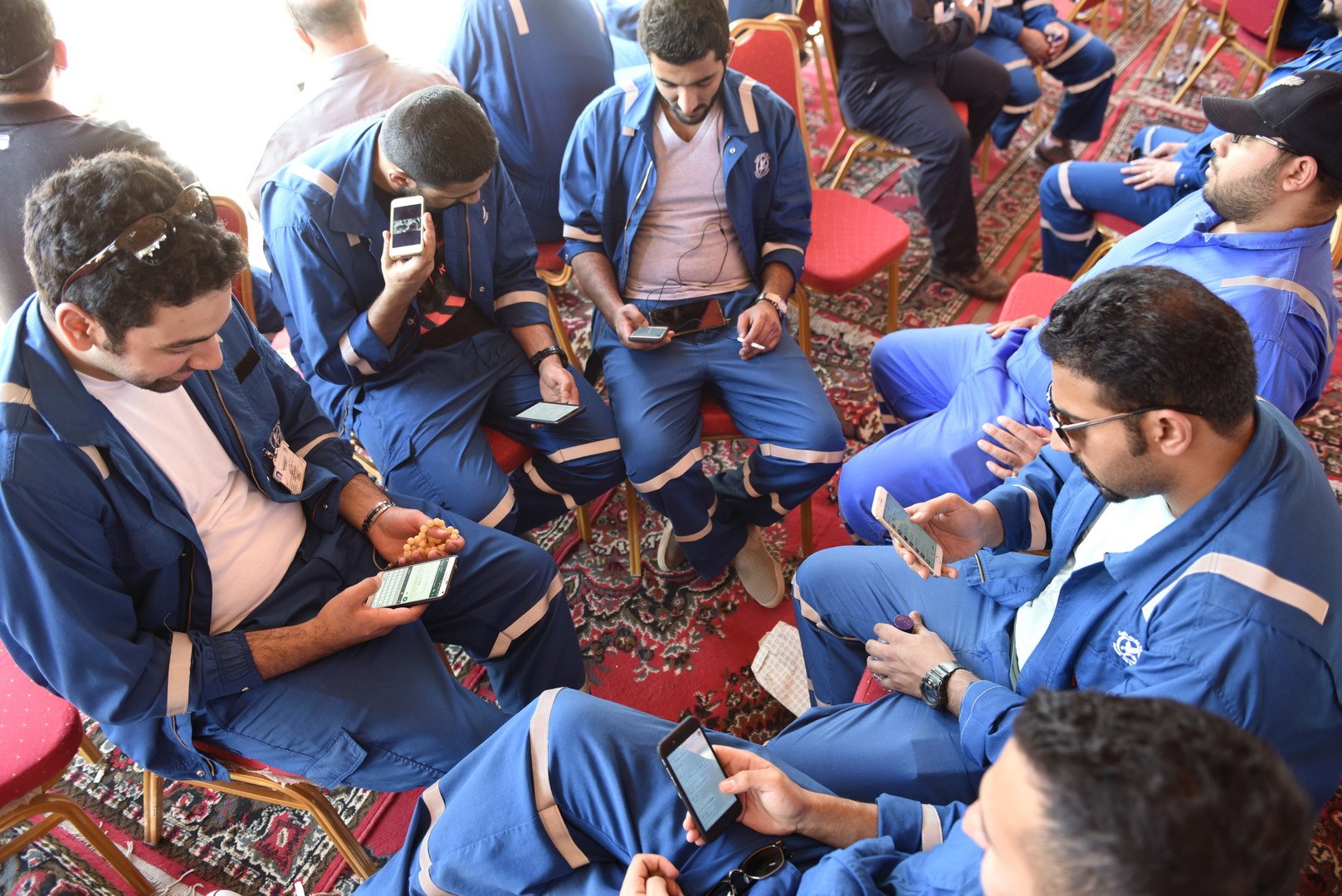 اتحاد عمال البترول وصناعة البتروكيماويات والنقابات العمالية، يؤكد أن إنهاء الإضراب مرهون بتخلي الحكومة عن جداول الرواتب الجديدة، وخطط خصخصة بعض أجزاء القطاع النفطي.