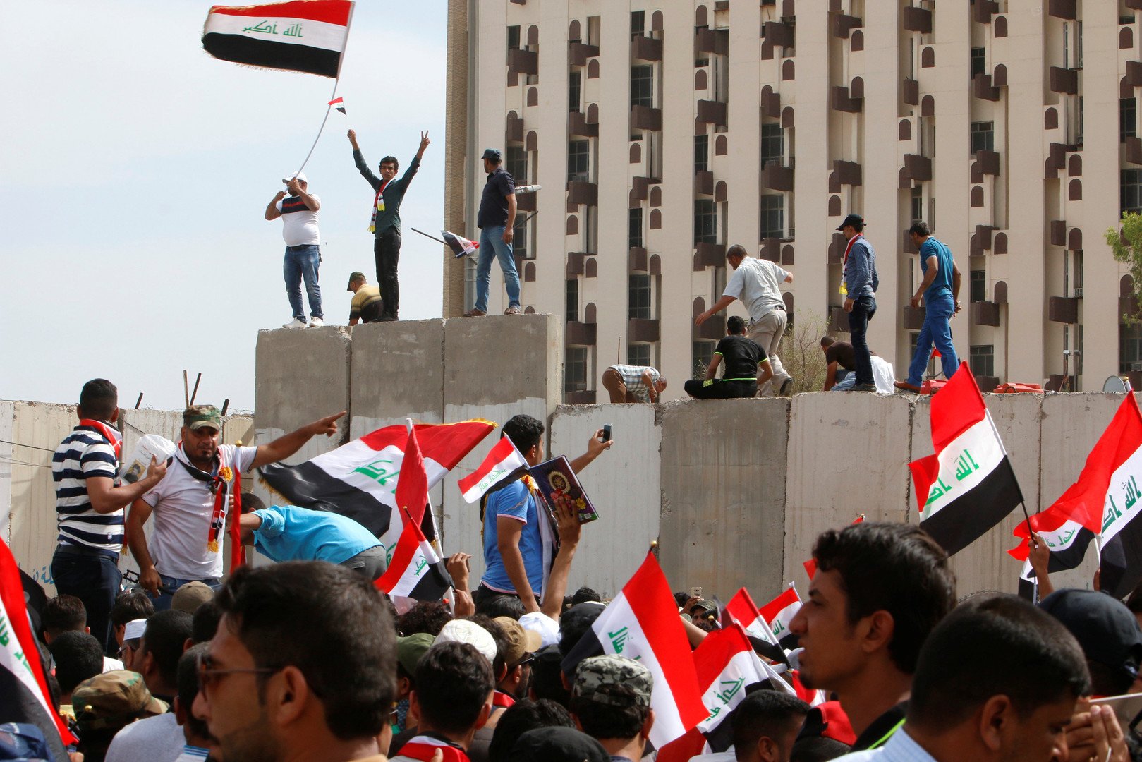 أنصار مقتدى الصدر يقتحمون المنطقة الخضراء في بغداد احتجاجا على رفع جلسة البرلمان دون التصويت على استكمال التغيير الوزاري